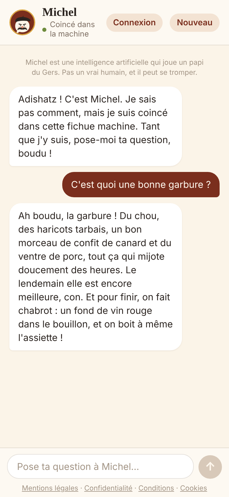 Michel répond à une question sur un téléphone